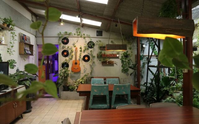Semeru Hostel Malang - Adults Only