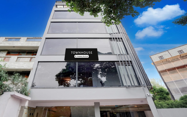 Super Townhouse Preet Vihar Metro Station