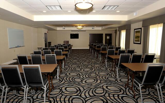 Holiday Inn Express Hotel & Suites Marion Northeast by IHG