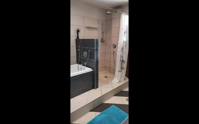 Cheerful Holiday House Illuminosa