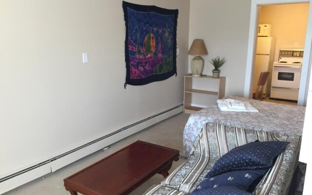 Admiral's Quay Motel & Suites