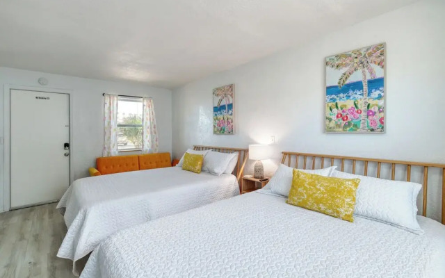 Pineapple Shores Retro Inn