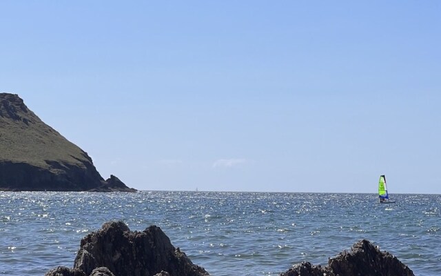 Sea View Hotel - Sandpebbles
