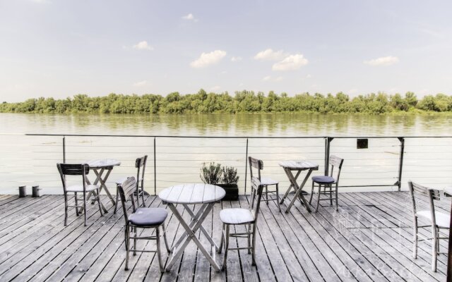 ArkaBarka Floating Hostel