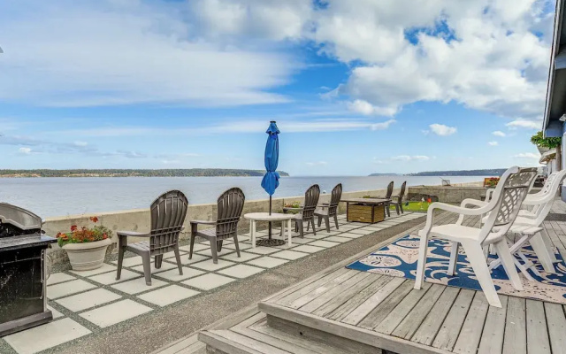 Beachfront Whidbey Island Home + Apartment!