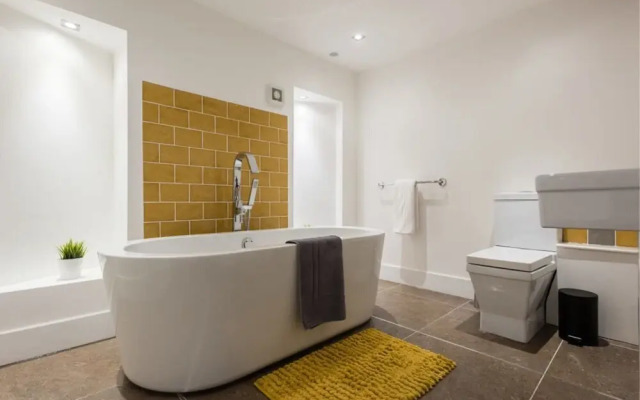 The Warehouse Loft - Trendy Converted Warehouse 3bdr