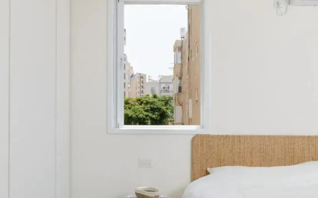 Stylish & Spacious 3 bedroom apartment by the Sea