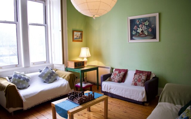 Traditional 3 Bedroom Apartment in Bruntsfield