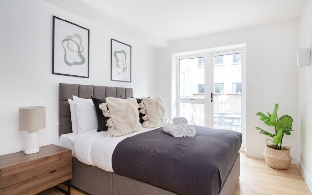 Modern 1BR with Balcony by Soho