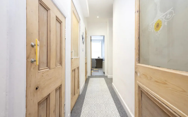 JOIVY Charming 1-Bed Ap Near Leith Links W/ Patio