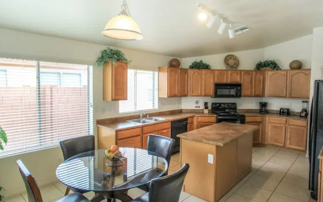 Near Great Shopping & Dining! Pool Table & Games!