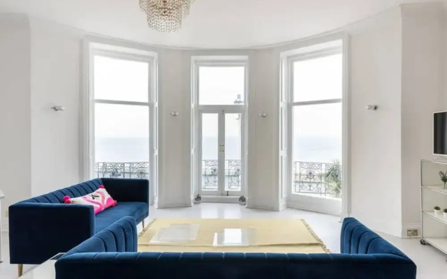 Bright And Elegant 3 Bedroom Seafront Apartment