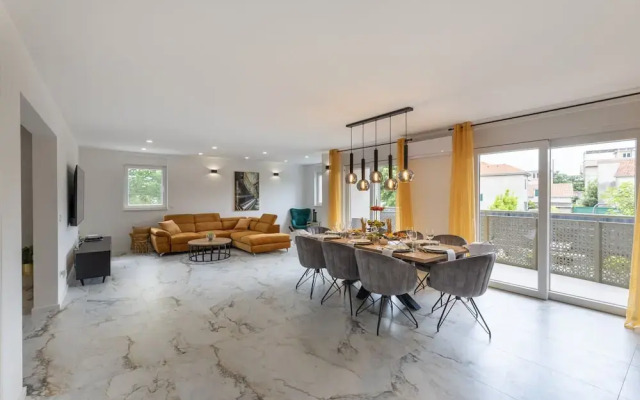 Luxurious and Spacious Apartment With Hot Tub