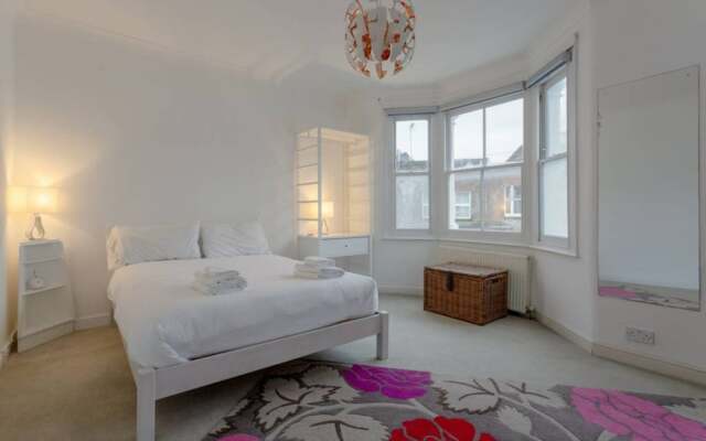 2 Bedroom House in Kensal Green