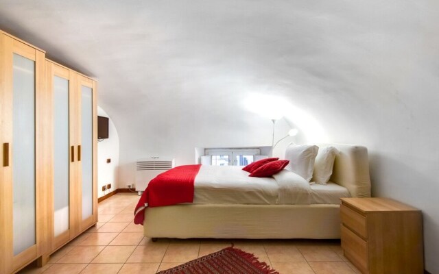 Large and Charming Flat Near Termini