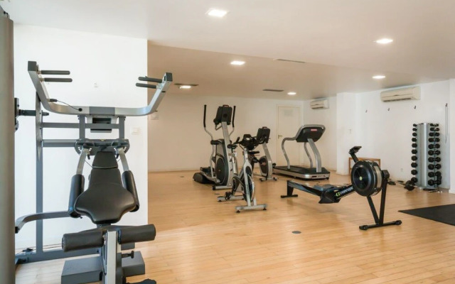 ALTIDO Superb Apt w/Terrace Pool & Spa in Cascais