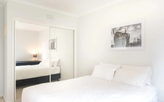 Stylish 3 Bedroom Melbourne Apartment