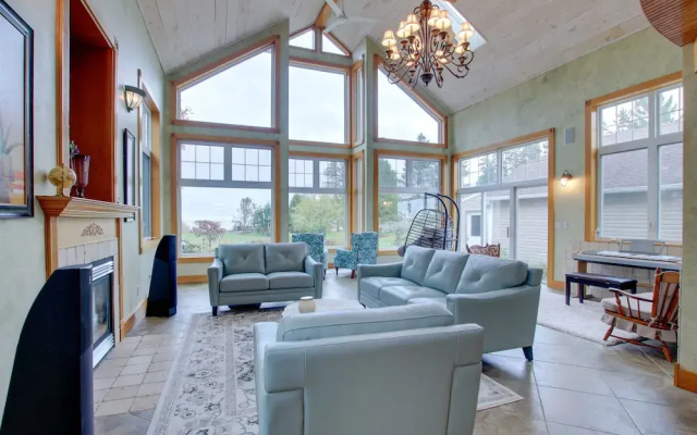 Lakefront Algoma Home w/ Deck, Grill & Fireplace