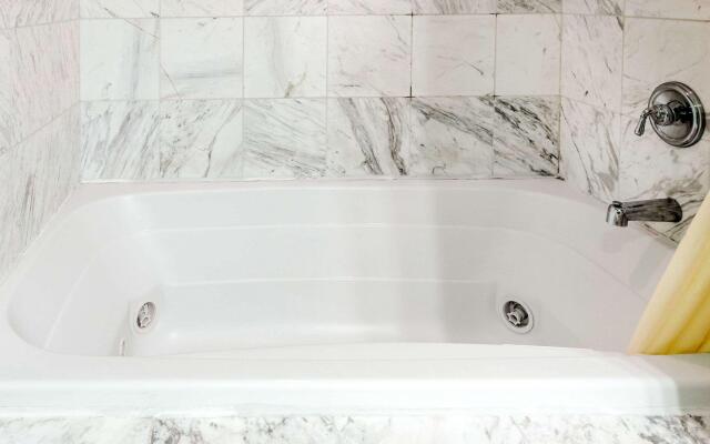 Sleep Inn & Suites Oregon - Toledo