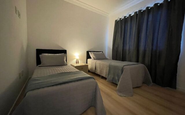 Amplo Apartamento Um Por Andar
