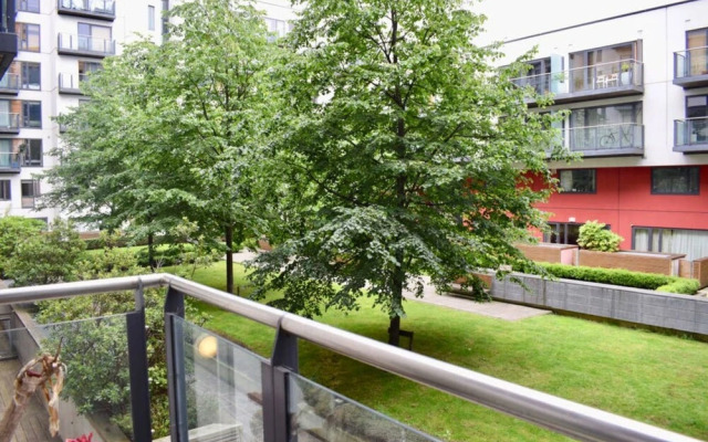 Modern Apartment in Silicon Docks With Balcony