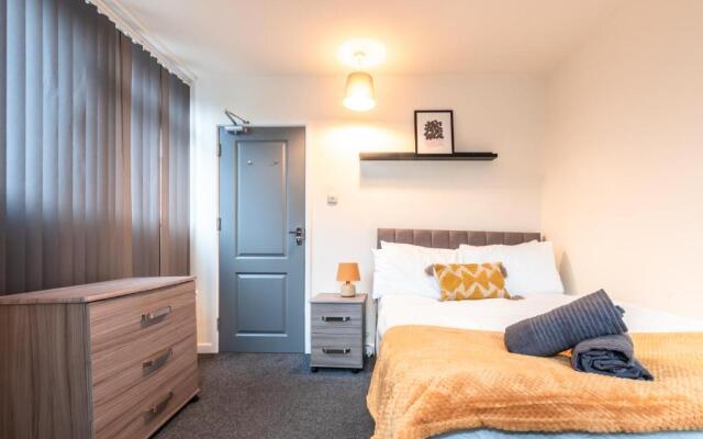 6 bed Residential home with Parking