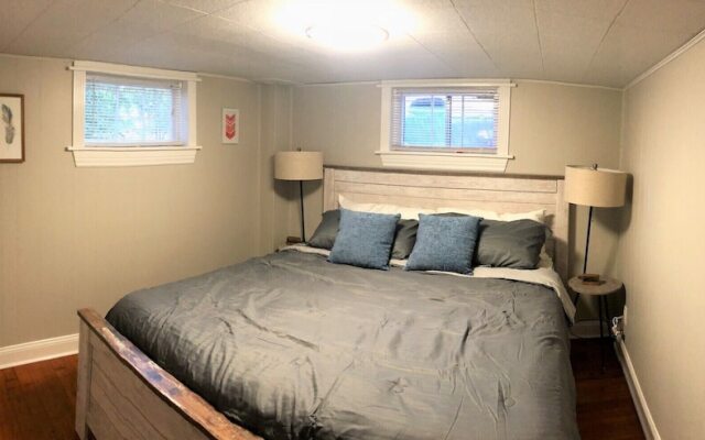 Charming Bungalow Next to UNC - Free Cruiser Bikes!