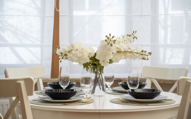 One Bedroom Apartment for 3 by Renters