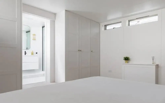 Cheyne Walk Houseboat by Onefinestay