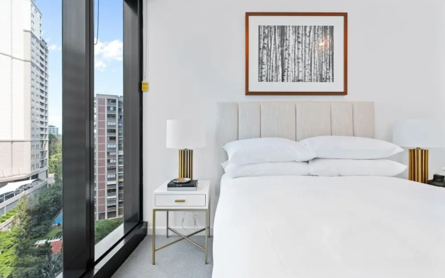 CBD High-rise 1-bed With Pool, Gym & Views