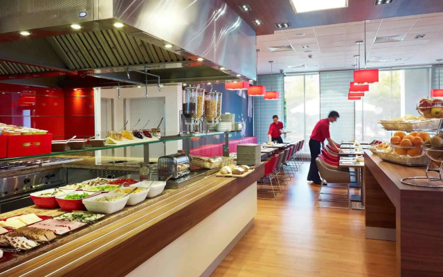 ibis Warszawa West Station