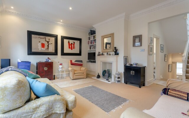 Charming 2 Bedroom Apartment Near Battersea