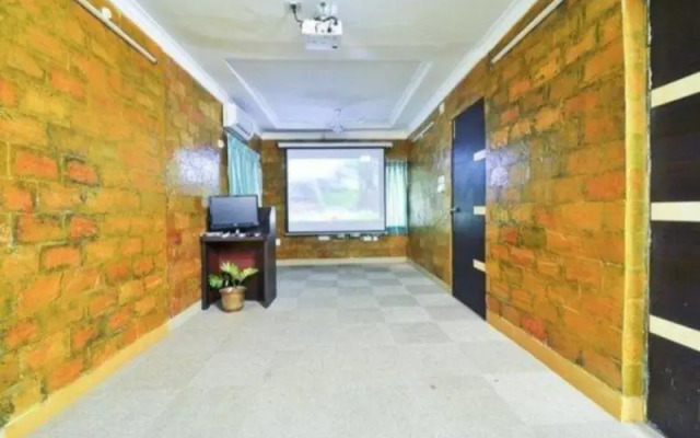 OYO 988 Hotel Metropolis Inn