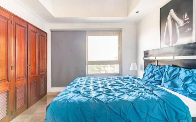 Luxurious 2BDR condo located in Prestigious Tower.