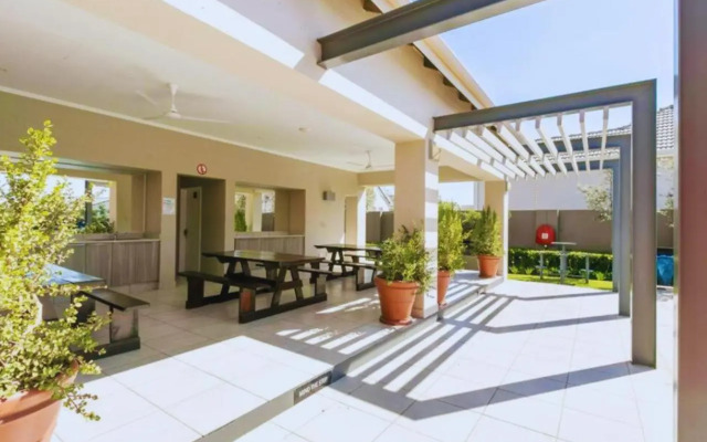 The Henlee Apartment on Ventura