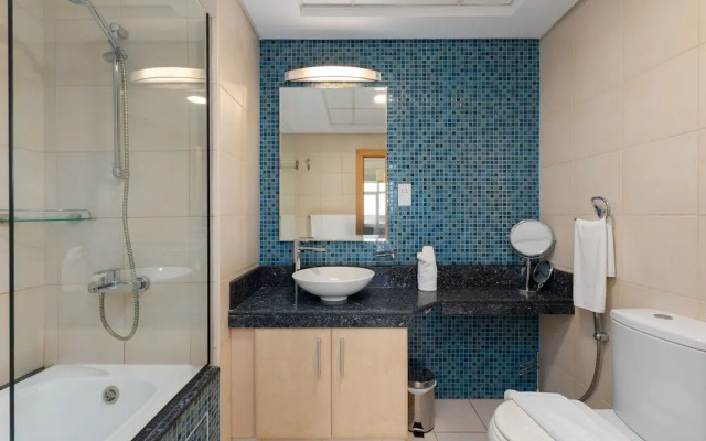 Palm Living 2BR Maid w Pool Beach Access