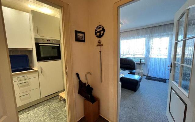 2-Zimmer-Appartement im 1. Obergeschoss mit Hallenschwimmbad und Sauna.