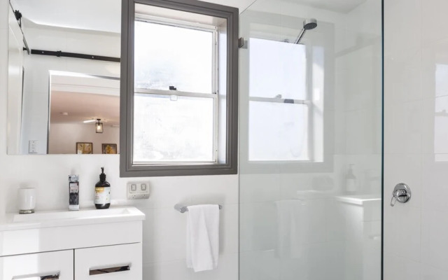 1 Bedroom Unit Close To Shops & Transport