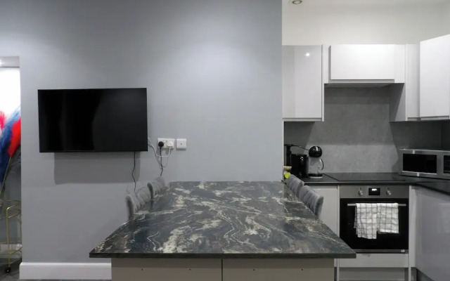 Architect Designed Meadows Central Apartment