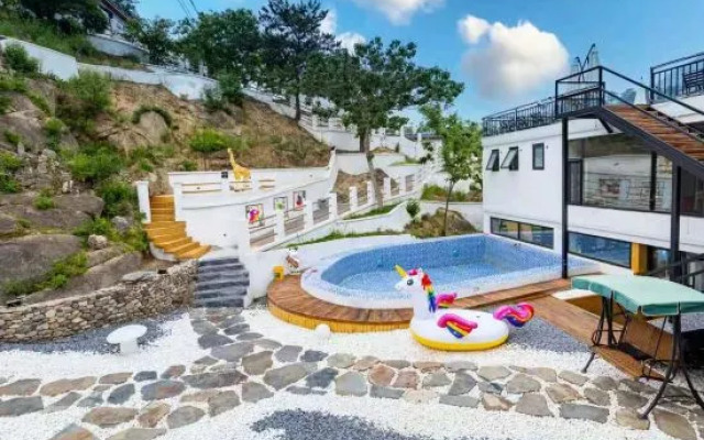 Shiyue Shanman Garden Hot Spring Resort Hotel