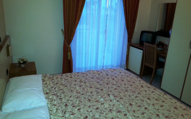 Hotel Happy Days