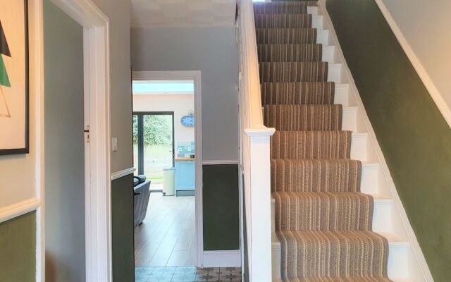 Large 5 Bedroom House Terrace Parking
