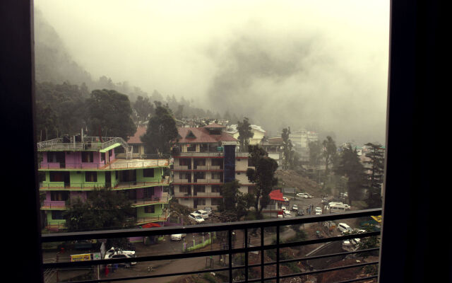 OYO Rooms Bhagsu Waterfall
