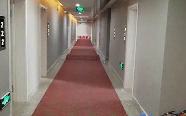 Wuchang Yijia Business Hotel