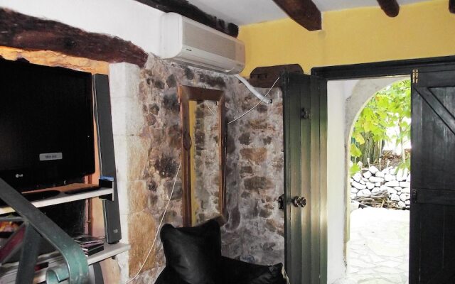 House with 2 Bedrooms in Kolivata, with Wonderful Mountain View, Enclosed Garden And Wifi - 7 Km From the Beach