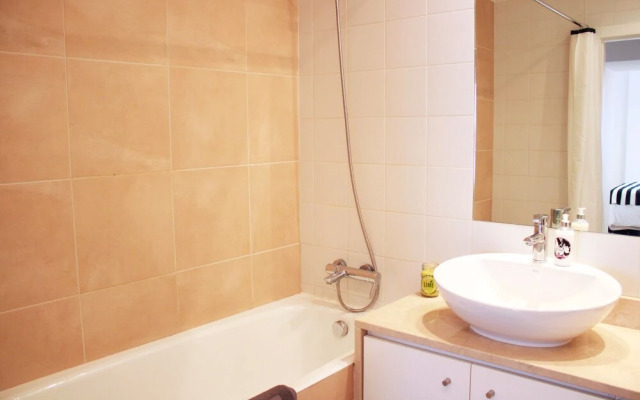 ALTIDO Modern 1-bed Apt w/terrace, moments from São Bento Palace