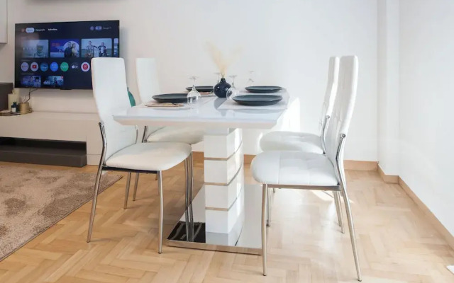 Stylish Renovated 2 Bd Apt in Exarcheia