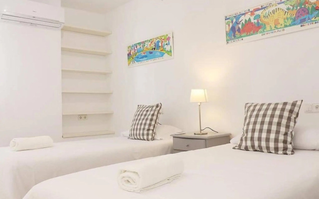 Amazing 3bedroom flat with seafront views & pool by SharingCo