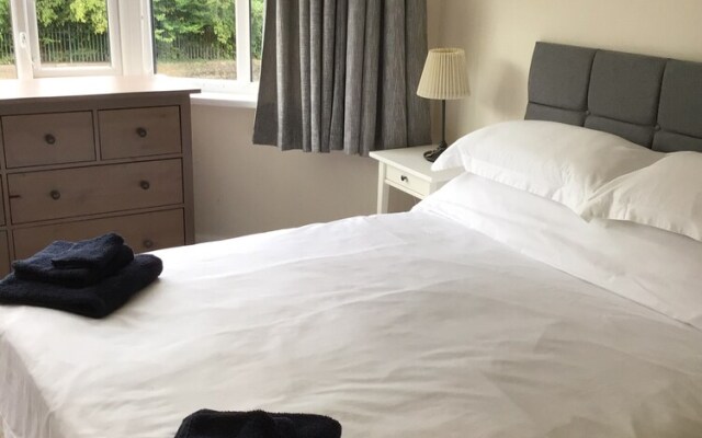 Beautiful Large 4-bed House, Close to Celtic Manor