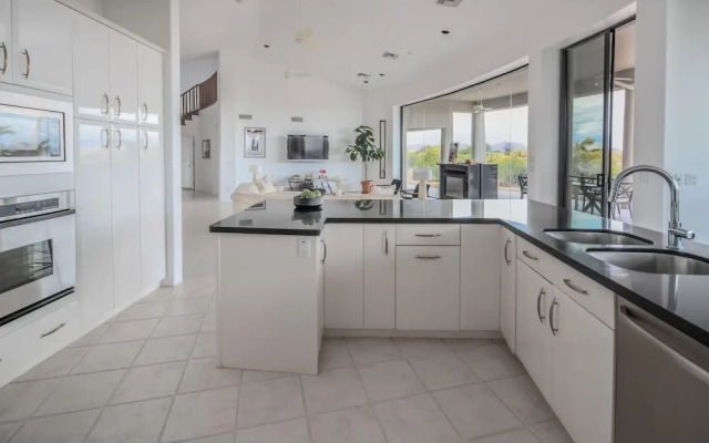 Fallbrook by Avantstay | Luxury Home on 40acres W/Pool, Putting Green & Rooftop